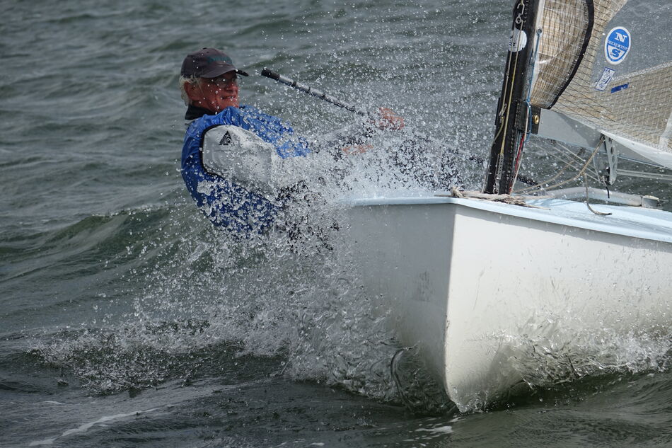 Zeiler hangt uit in stevige wind