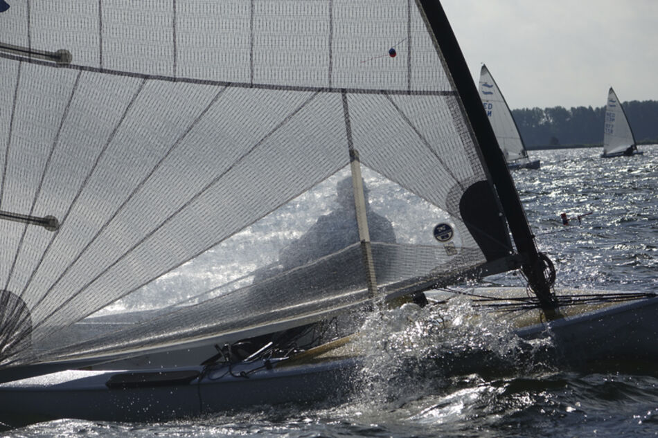 Catamaran plant over het water