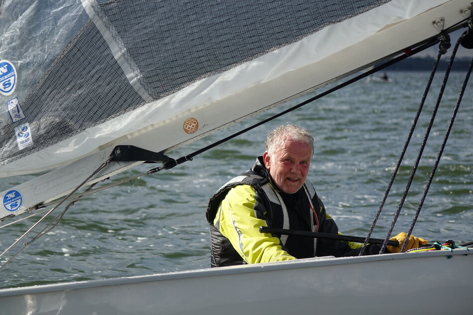 Zeiler in geel op het meer