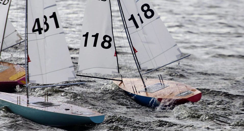 Radiografisch bestuurde modeljachten van de K-klasse op het water